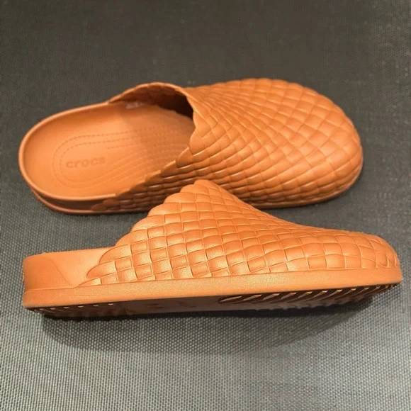CROCS Crocs Dylan Woven Clog Cognac/tan size Mens 9/ Women’s 11 slip on - Picture 2 of 6